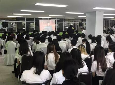 泰国格乐大学全体中国师生祝愿伟大的祖国繁荣昌盛!